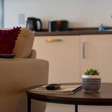 Spacious Apartment In Woking Town Centre المظهر الخارجي الصورة