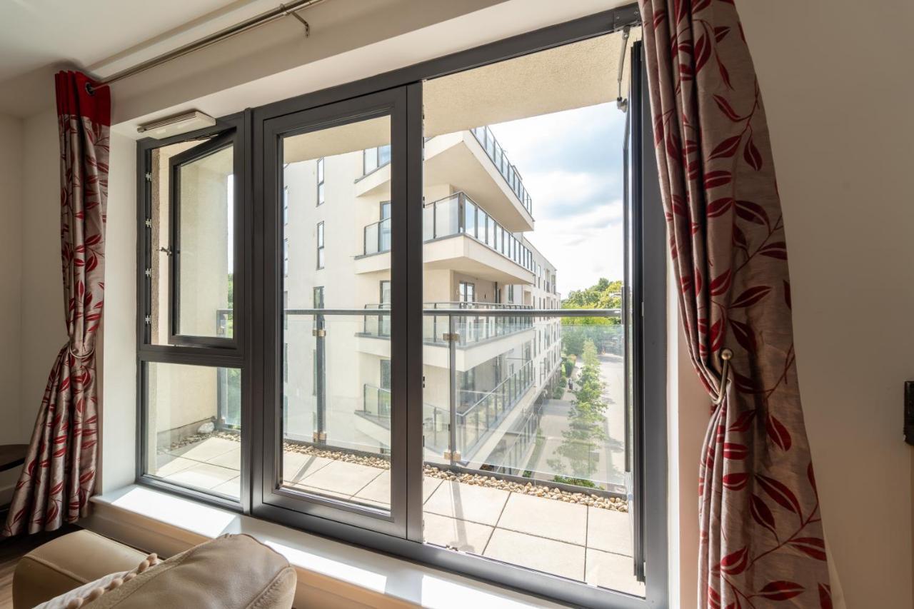 Spacious Apartment In Woking Town Centre المظهر الخارجي الصورة